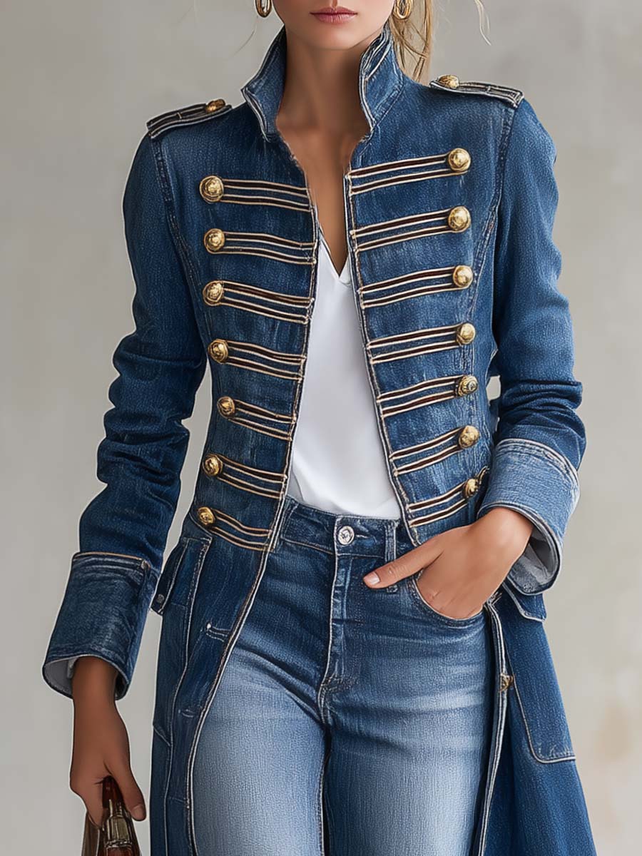 Cappotto in denim lungo e aderente in stile militare con bottoni dorati per donna
