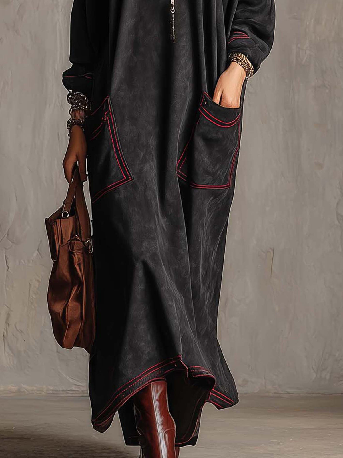 Concepcion | Abito lungo in suede sintetico nero con dettagli a contrasto rossi e tasche applicate