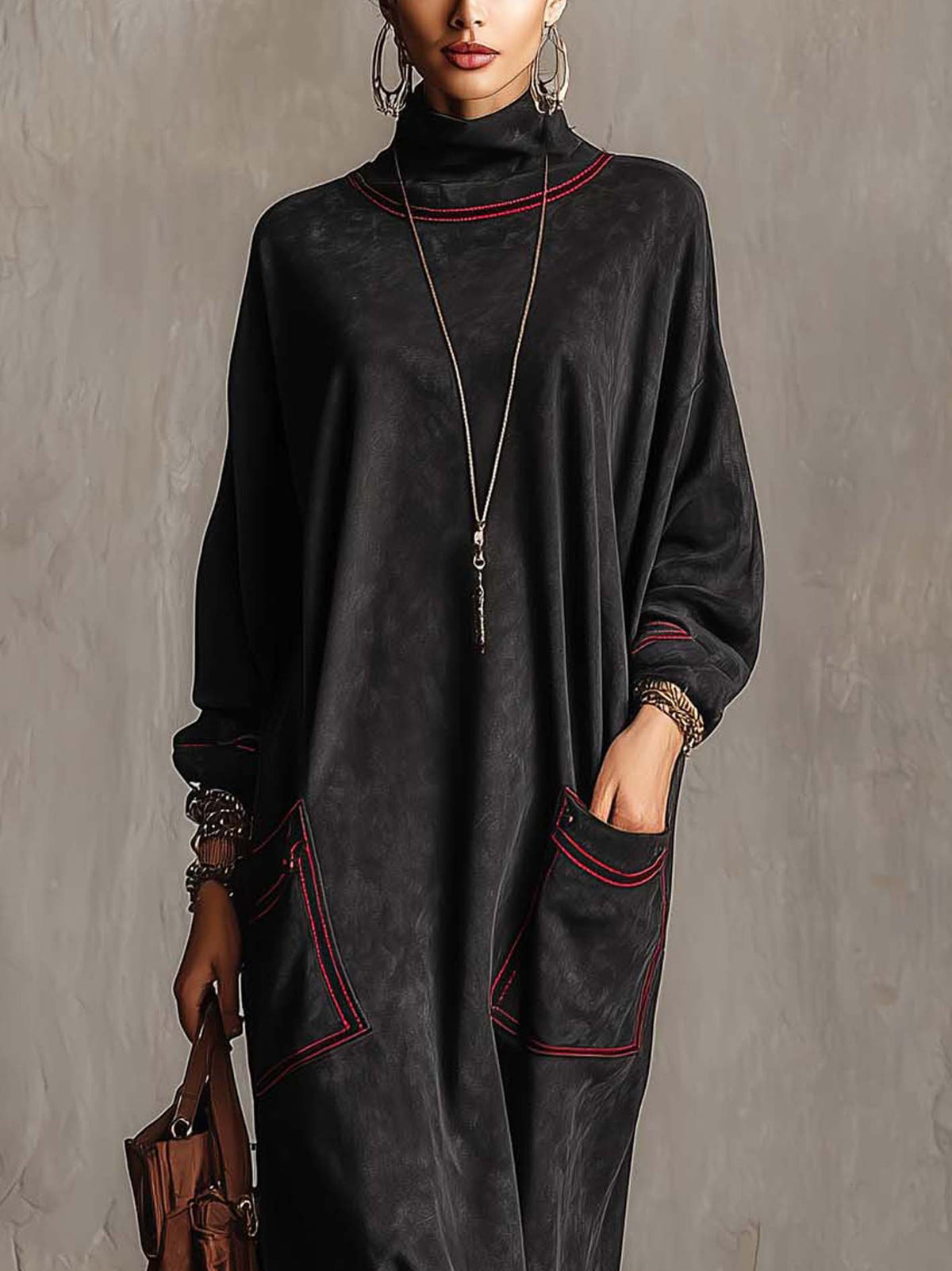 Concepcion | Abito lungo in suede sintetico nero con dettagli a contrasto rossi e tasche applicate